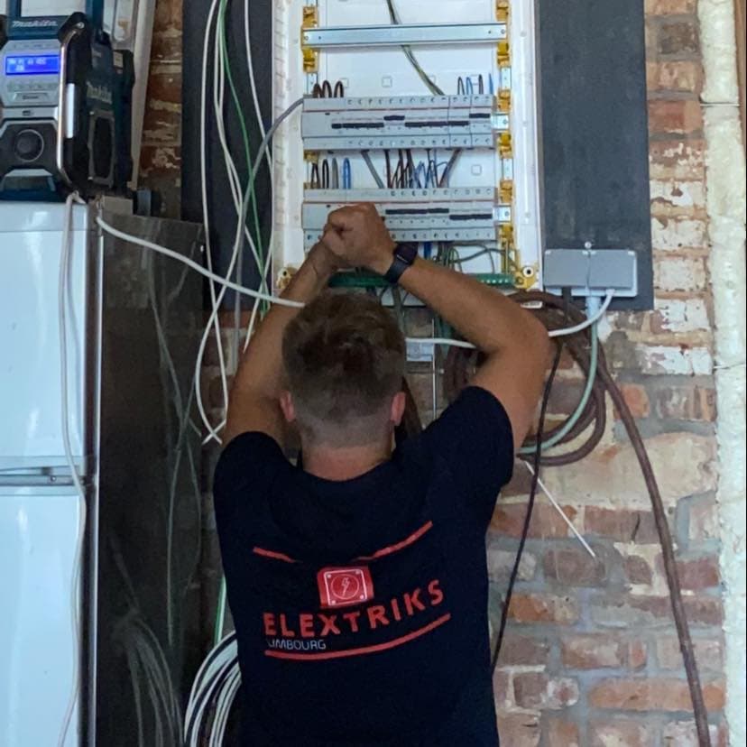 Elextriks Limbourg elektricien aan het werk